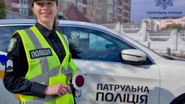 Патрульна поліція Львівщини під час затримання підозрюваного — ілюстративне фото до новини про затримання в Пустомитах за смертельне ДТП та вбивство