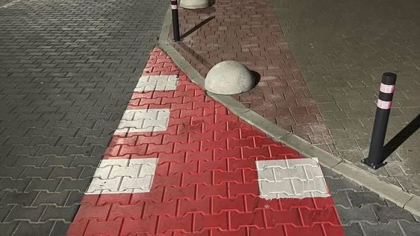 Велодоріжка на вулиці Садовій у Львові поблизу перехрестя з Кульпарківською, де встановлено небезпечні для руху об'єкти
