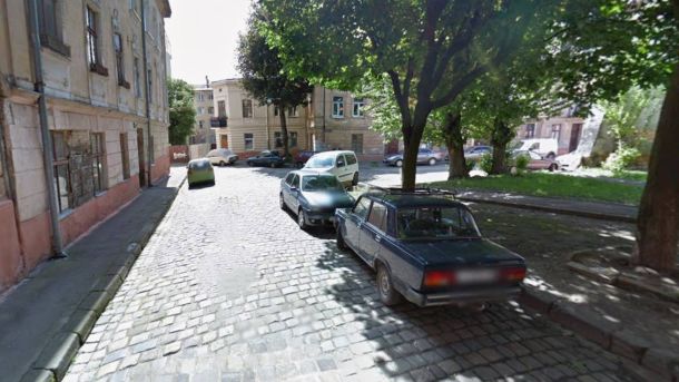 Вулиця Львова з дорожніми знаками, де планують запровадити односторонній рух до кінця літа 2026 року