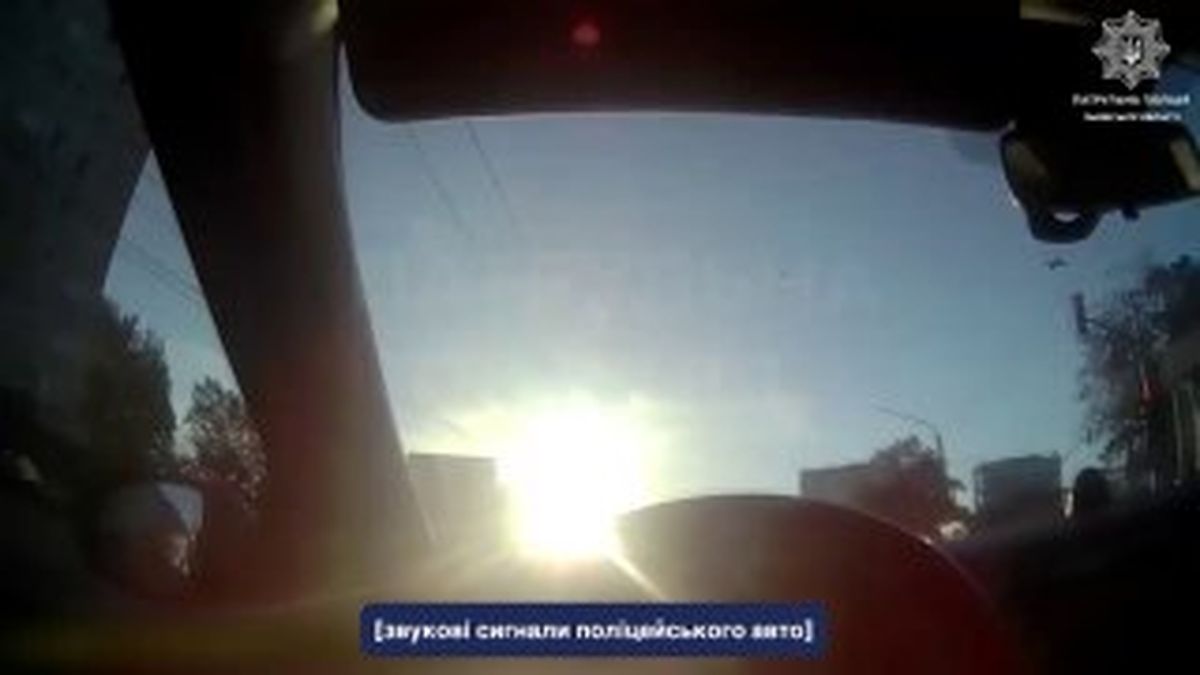 Львівські патрульні евакуюють мешканців із задимленого підʼїзду багатоповерхівки під час пожежі, одного госпіталізовано