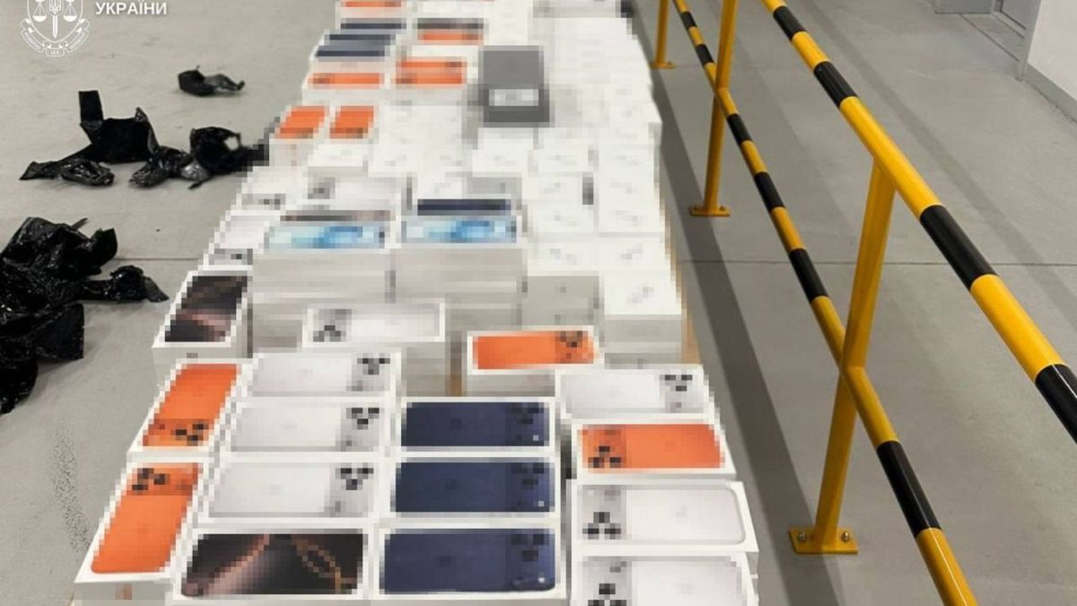 Вилучена контрабандна техніка Apple: 501 iPhone, 211 навушників і 117 смартгодинників на 35 млн грн на Львівській митниці