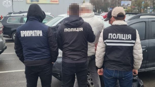 Ексдоцент львівського університету взяв 10 000 доларів за фейкові документи для виїзду військовозобов'язаного через кордон