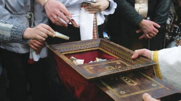 Розбите вікно сільської церкви на Львівщині, де чоловік вкрав скриньки для пожертв із 354 гривнями