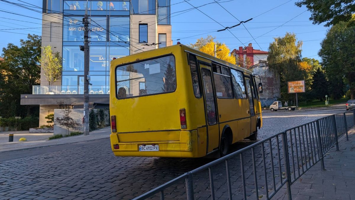 Автобус приватного перевізника на міському маршруті у Львові — через борги Казначейства на 130 млн грн можливе скорочення рейсів