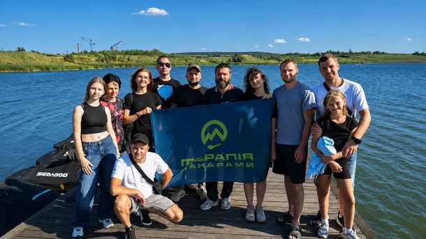 Ветерани та поранені захисники на Яворівському озері займаються серфінгом під час реабілітаційного заходу на Львівщині