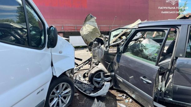 ДТП на 155 км траси Р-15 поблизу Жовкви: постраждалі, патрульні регулюють реверсний рух