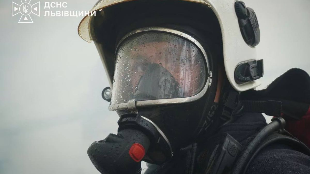 Рятувальники гасять пожежу в двоповерховому житловому будинку у Верхньому Синьовидному Стрийського району, площа горіння — 50 кв. м