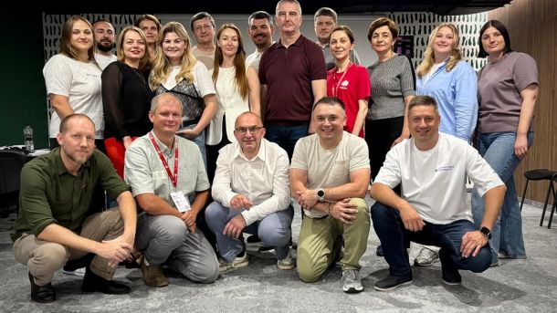 Учасники стратегічної зустрічі «Вивчені уроки» проєкту REMARKET обговорюють результати двох років підтримки бізнесу і працевлаштування