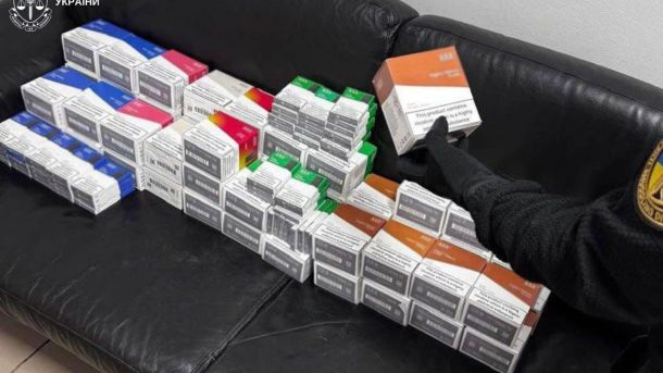 Картриджі до електронних сигарет без марок акцизного податку, вилучені на кордоні під час митного огляду мікроавтобуса Mercedes-Benz Sprinter, 912 шту