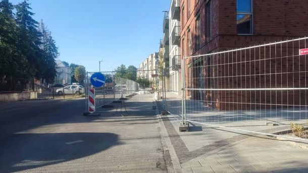 Новобудова у Львові зі сходами при вході, зведена на місці зеленої зони — критика спільноти Зручне місто