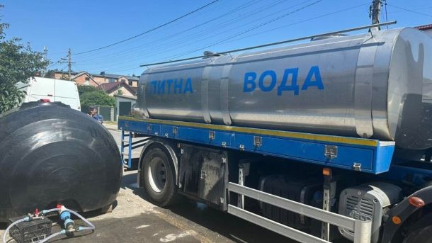 Резервуар з питною водою встановлений у Рудному на вул. Шевченка через зниження тиску влітку