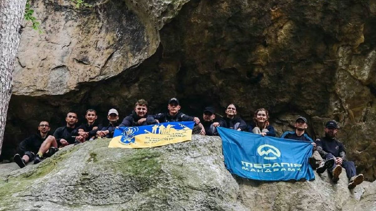Ветерани та військові під час скелелазіння на природних скельних масивах у селі Ямельниця на Стрийщині в межах проєкту «Терапія мандрами»