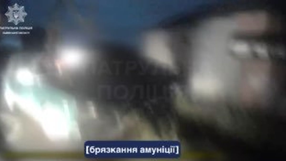 Патрульні поліцейські біля автомобіля ВАЗ на вулиці Шевченка у Львові після нічного ДТП зі збитим знаком