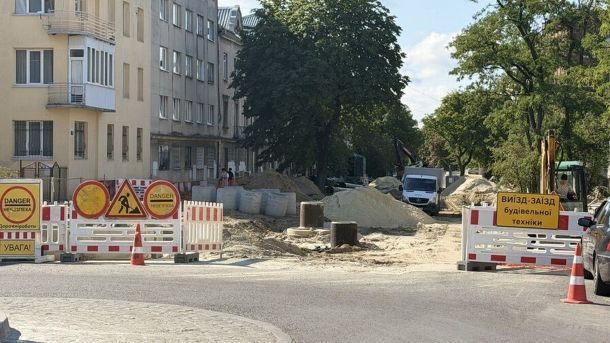 Реконструкція вулиці Залізничної у Львові: підрядник замінює водопровід діаметром 560 мм та облаштовує водовідведення