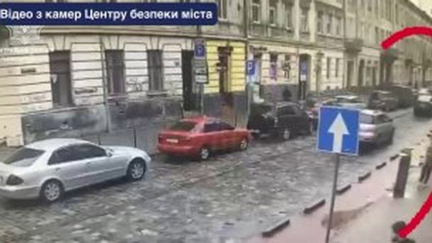 Патрульні Львова склали протокол на 28-річного скутериста, який збив 69-річну пішохідку на вулиці Куліша й утік з місця ДТП
