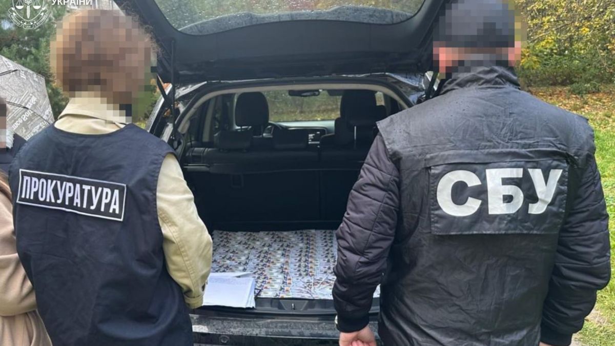 Силует затриманого чоловіка на фоні будівлі; 30-річного львів'янина затримали за підозрою у схемі ухилення від призову за 15 000 доларів