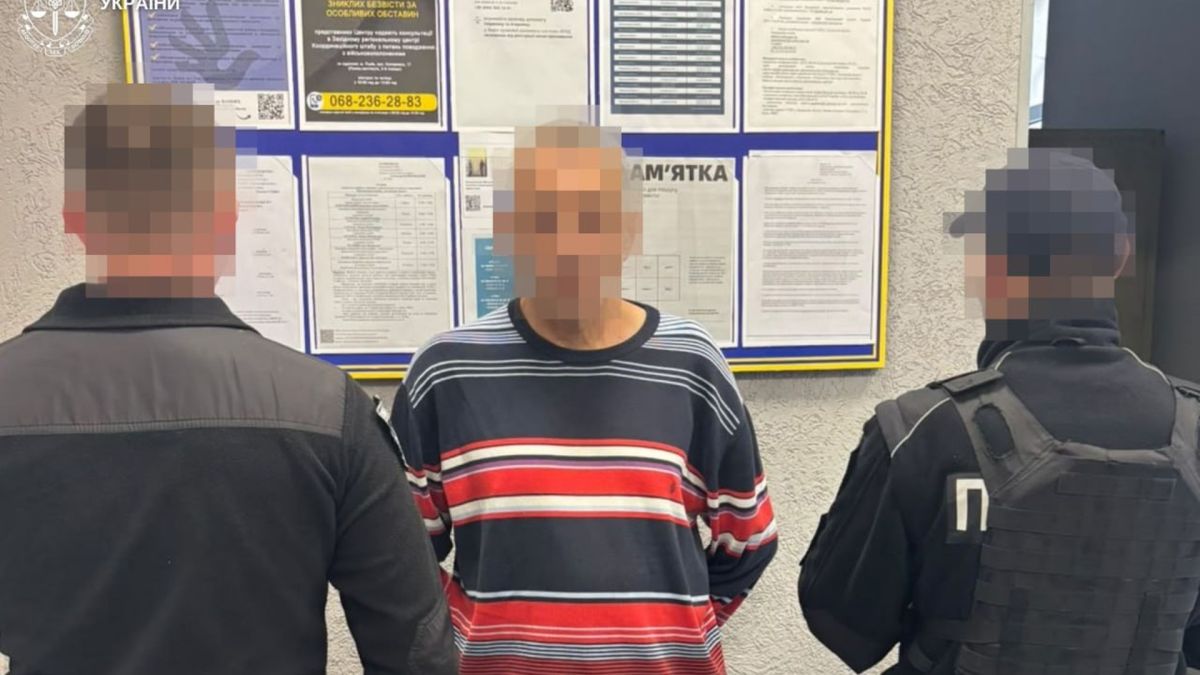 Схематичне зображення жовтої поліцейської стрічки на місці злочину в районі станції Підзамче у Львові, де загинули двоє людей