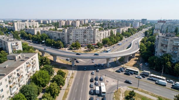Міський автомобільний шляхопровід над перехрестям у житловому районі, ілюстративне зображення (згенеровано AI) до новини про будівництво у Львові