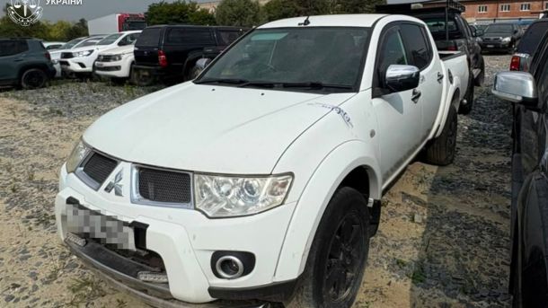 Позашляховики Toyota та Mitsubishi, вилучені у жителя Яворівщини за контрабанду під виглядом гуманітарної допомоги для ЗСУ