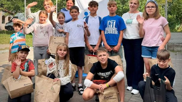Волонтери «Карітас Львів УГКЦ» передають дітям укомплектовані шкільні ранці з канцелярським приладдям у межах акції «Шкільний портфелик»