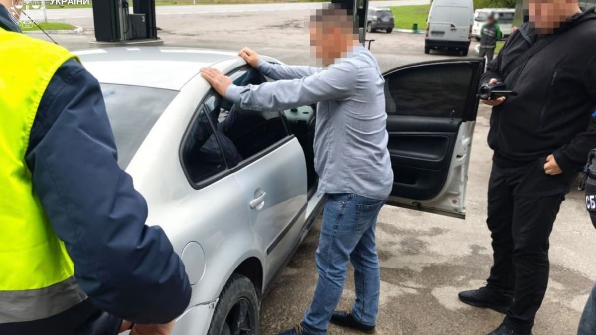 Посадовця виконкому міськради Львівського району затримали після отримання 500 доларів хабара за сприяння в оренді 2 га комунальної землі