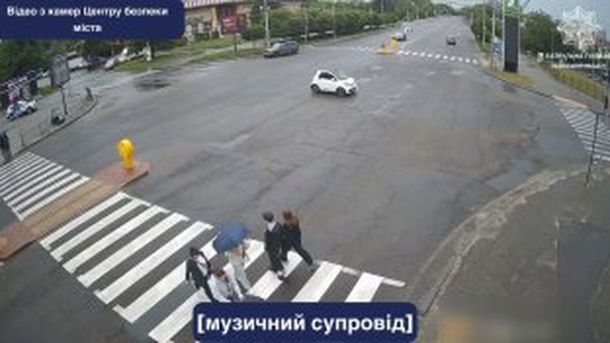 Автомобіль Tesla, який протаранив два авто на вулиці Любінській у Львові, евакуюють на спецмайданчик після втечі водія з місця ДТП