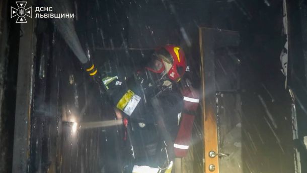 Рятувальники ДСНС евакуюють мешканців дев'ятиповерхівки на вулиці Варшавській у Львові після вибуху акумулятора вночі 15 серпня