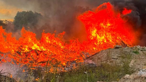 Рятувальники гасять пожежу сміття на вулиці Персенківка у Львові, площа загорання близько 400 м²