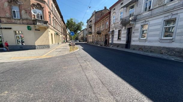 Свіжий асфальт на вулиці Героїв УПА у Львові після завершення ремонту першої ділянки від вул. Бандери до Васильківського