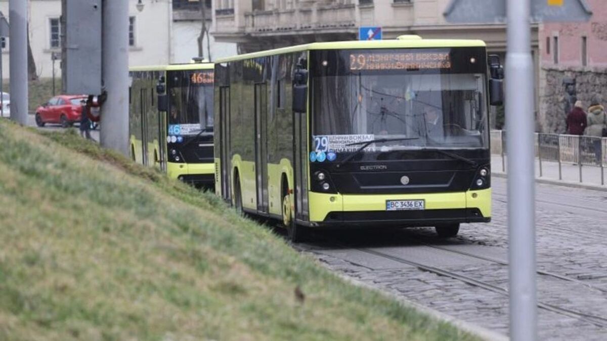Громадський транспорт Львова курсує до міських кладовищ у поминальні дні 31 жовтня та 1 листопада