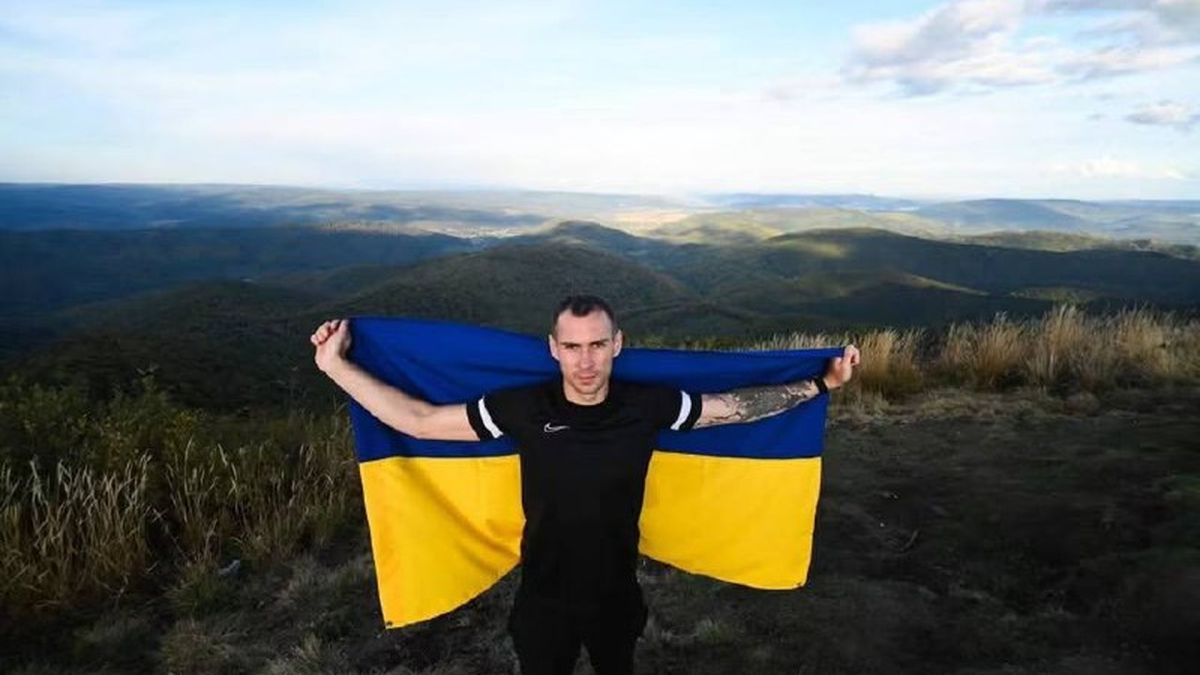Ветеран Кирило Ігнатів на протезі долає гірську стежку Сколівських Бескидів під час дводенного походу для воїнів та їхніх родин на Львівщині