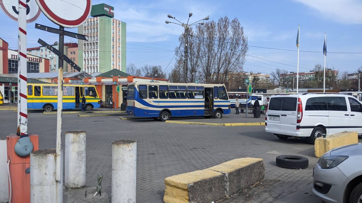 Пасажири в міжміській маршрутці на Львівщині — вартість проїзду зросте на 15–20% у жовтні 2026 року