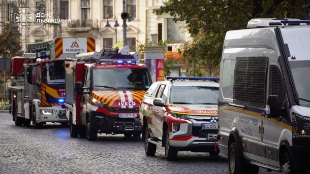 Колона рятувальної та спеціальної техніки ДСНС Львівщини вулицями Львова під час акції «Служба. Захист. Пам'ять»