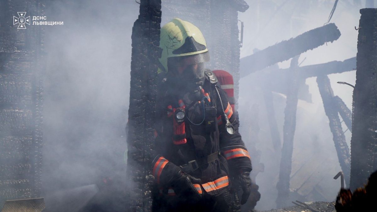 Пожежники гасять пожежу на Львівщині, де за добу зареєстровано 14 займань і врятовано 5 будівель