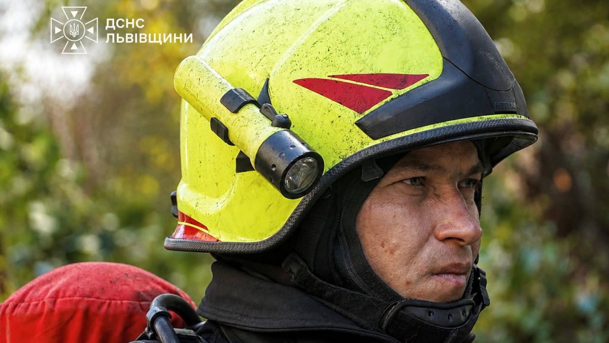 Рятувальники ДСНС Львівщини ліквідують пожежу — за добу загасили 17 загорань, одна людина загинула