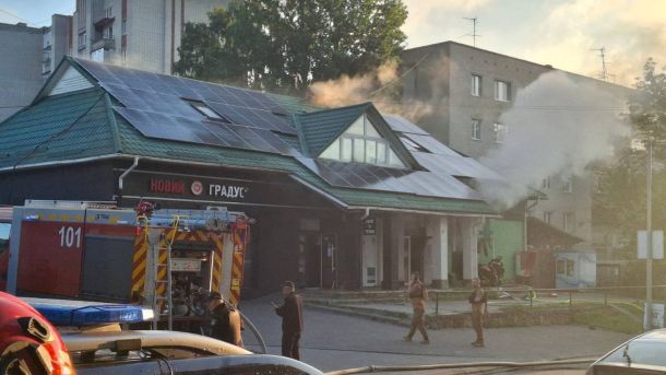 Рятувальники гасять пожежу в аптеці на Тракті Глинянському у Львові, площа загоряння 30 кв. м, один загиблий