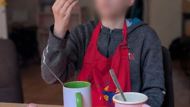 Дитина з психосоціальної програми «Карітас Львів УГКЦ» під час групових занять з однолітками у Львові