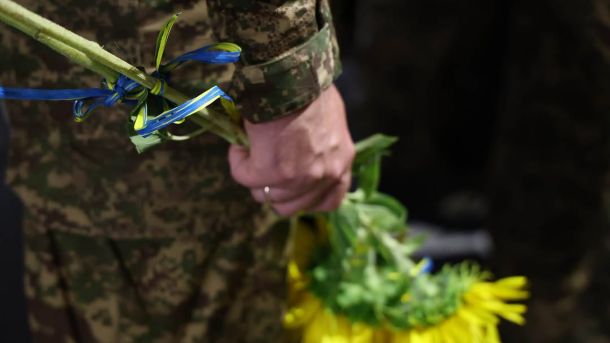 Учасники акції «Сонях» у Гарнізонному храмі Львова вшановують пам'ять полеглих захисників України 29 серпня