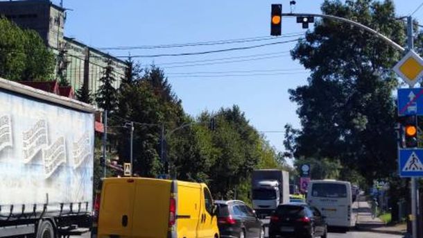 Перехрестя вулиць Шевченка та Брюховицької у Львові, де з 10 вересня запрацював новий адаптивний світлофор з пріоритетом для автобусів