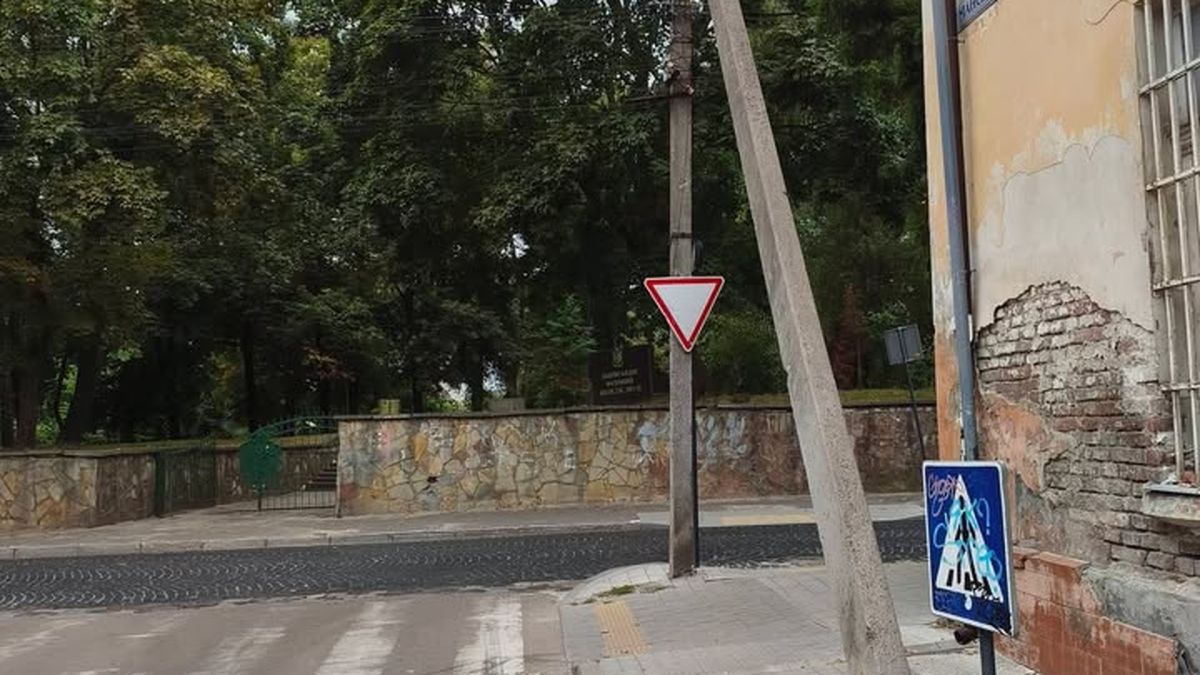 Новий дорожній знак на вулиці Уманській у Львові після заміни через звернення у застосунку 15-80