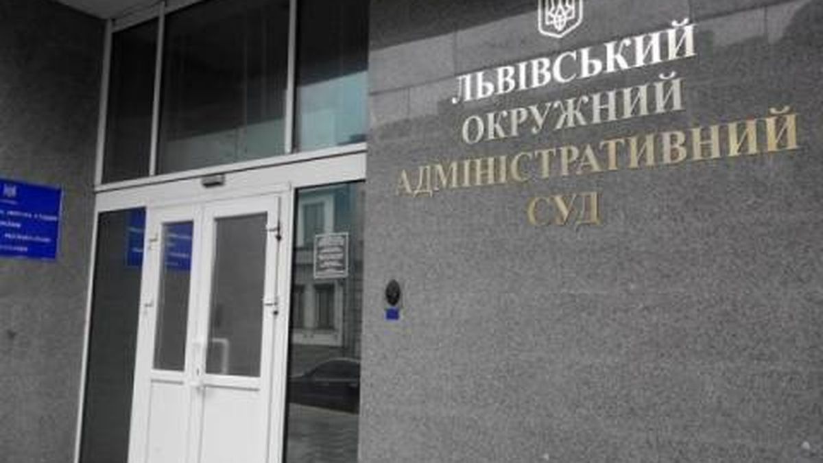 Дерево магнолії на вулиці Коновальця, 94 у Львові — ботанічна пам'ятка «Магнолія Суланжа» площею 0,05 га без офіційно встановлених меж