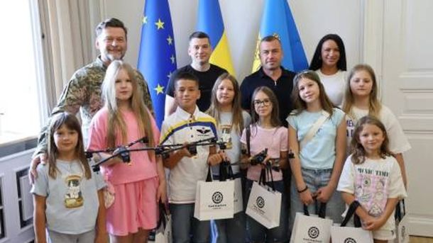 Восьмеро дітей із села Малечковичі Львівського району передають три безпілотники бійцям 103-ї бригади тероборони після збору 42 тисяч гривень