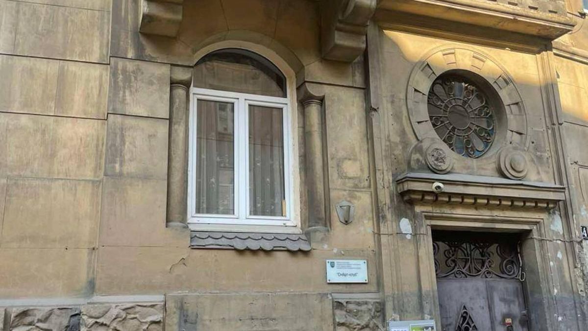 Обвалений балкон на вулиці Франка, 54 у Львові, огороджений сигнальною стрічкою після часткового обвалення конструкції