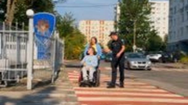 Хлопець з інвалідністю Андрій разом з патрульними поліцейськими Львова у день свого народження знайомиться зі службовим спорядженням