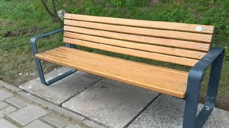 Нова зона відпочинку у парку Вайнберга у Винниках: чотири лавки та урни біля алеї зі сторони Співочого поля