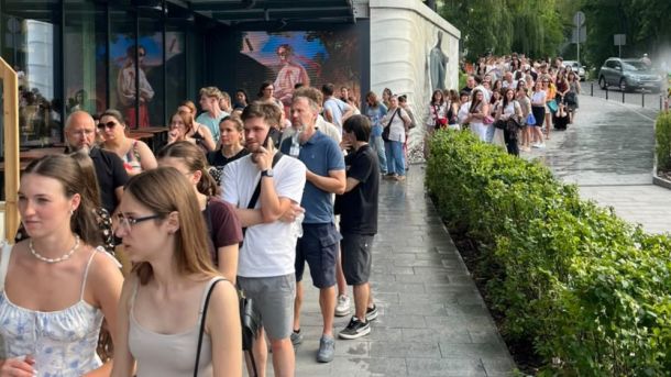 Відвідувачі на виставці «ВІН: Тарас Шевченко. Художник» у Zenyk Art Gallery у Львові, 30 червня, сотні глядачів
