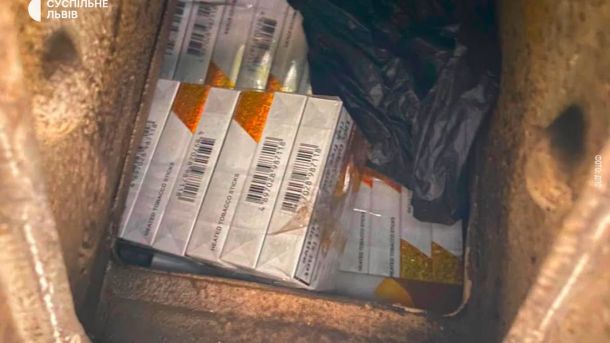 Пункт пропуску Краківець на Львівщині, де у порогах двох авто знайшли 171 пачку цигарок за одну добу