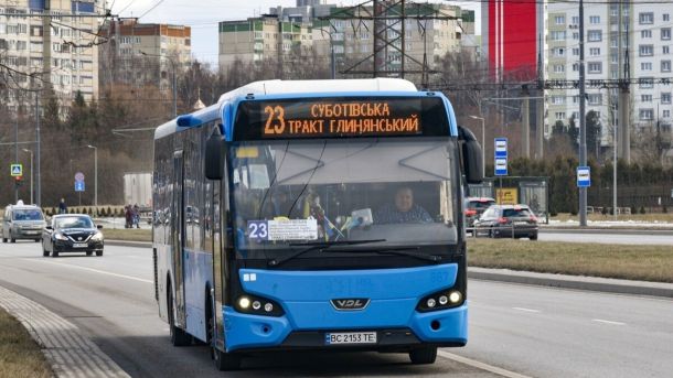 Міський автобус у Львові на маршруті, інспектори перевірили 46 автобусів та виявили несправні кондиціонери у трьох