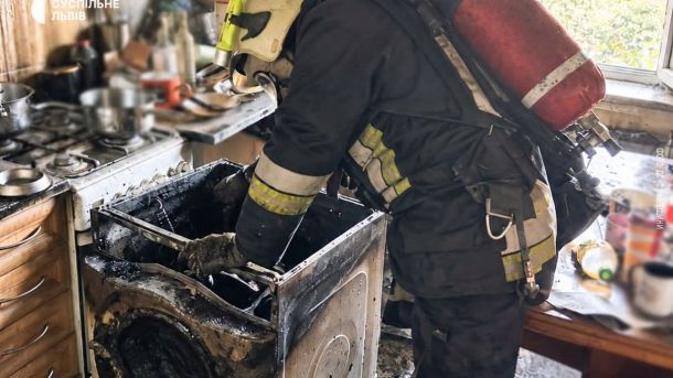 Рятувальники ДСНС виводять мешканців із задимленої квартири на вулиці Довженка у Львові, троє котів загинули