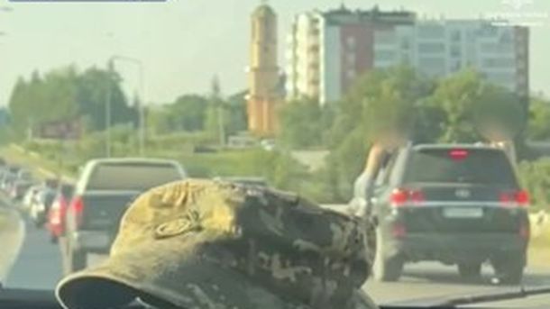 Патрульні Львова зупинили водійку Toyota Land Cruiser на Кульпарківській, яка везла непристебнутих пасажирів зовні авто